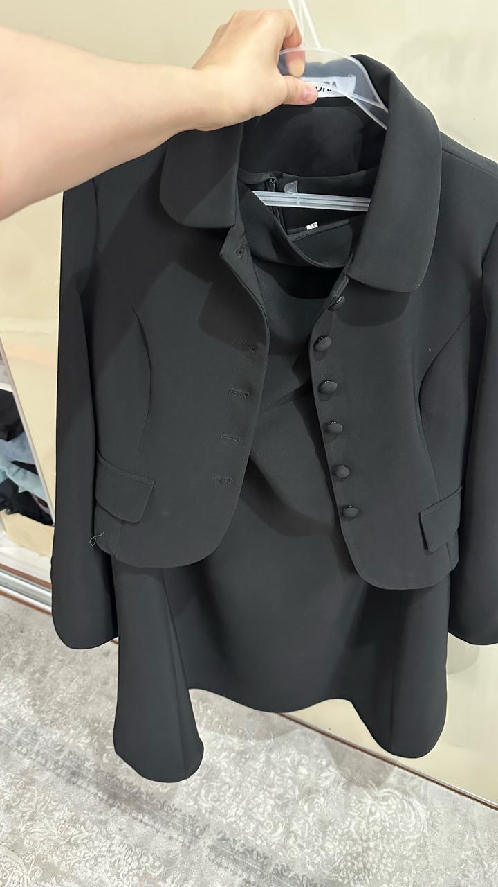 Костюм в черном цвете , почти новая носила 1 раз