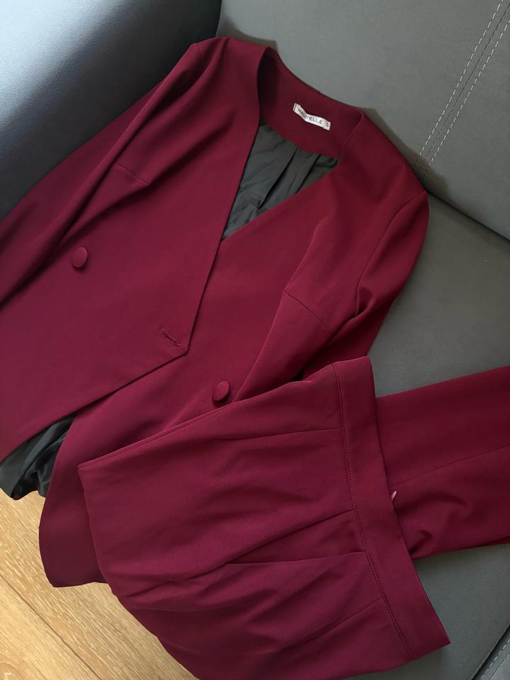 Бордовый брючный костюм