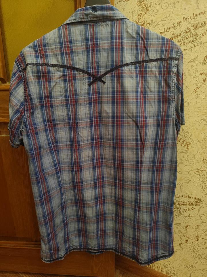 Рубашка с коротким рукавом.