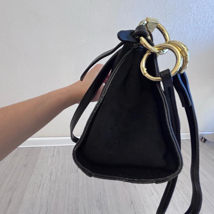 Натуральная замшевая сумка-багет от бренда Alaia Paris