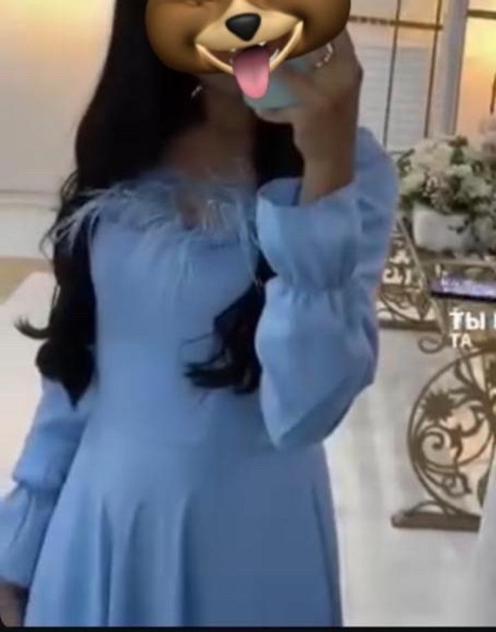 голубое платье с перьями