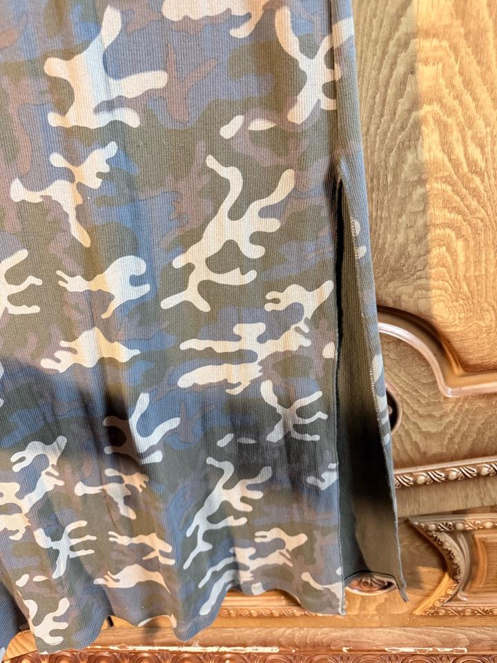 Платье в стиле casual с камуфляжным принтом