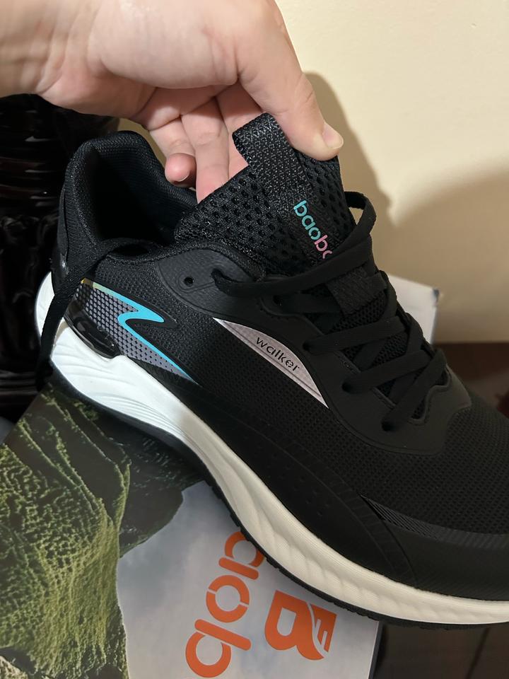 Чёрные кроссовки от бренда Li-Ning, соответствующие модели «Walker».