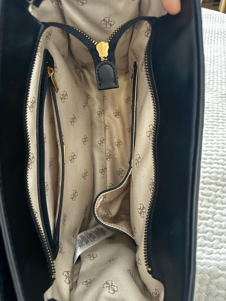 Черная кожаная сумка GUESS