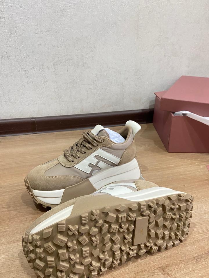 Красивые кроссовки в бежевом тоне