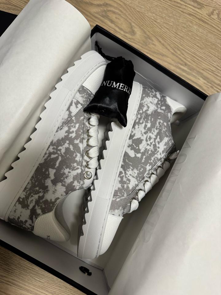 Серые кроссовки Numeriś