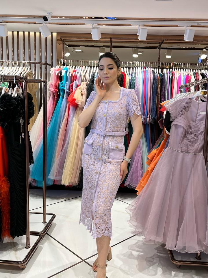 Нежное кружевное платье лавандового цвета