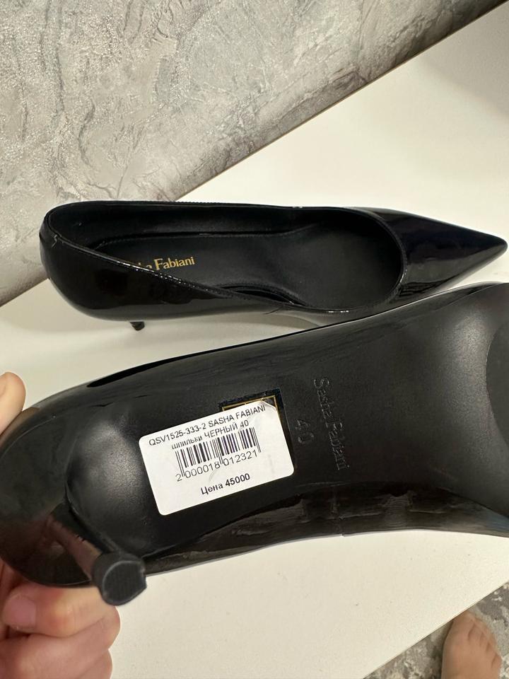 Черный лакированный туфли