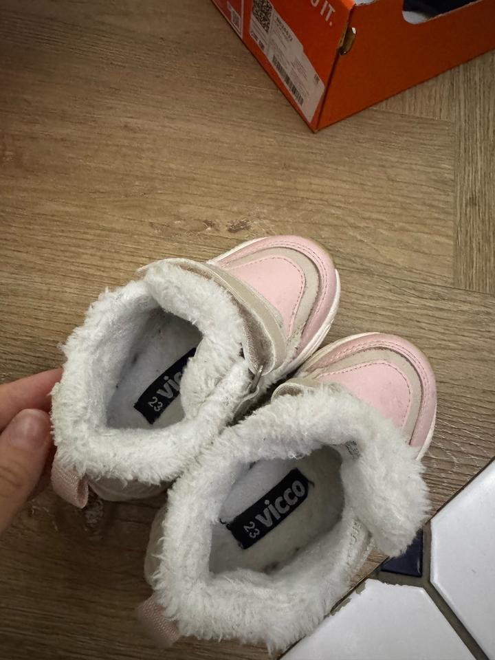 Осенние кроссовки размер 23