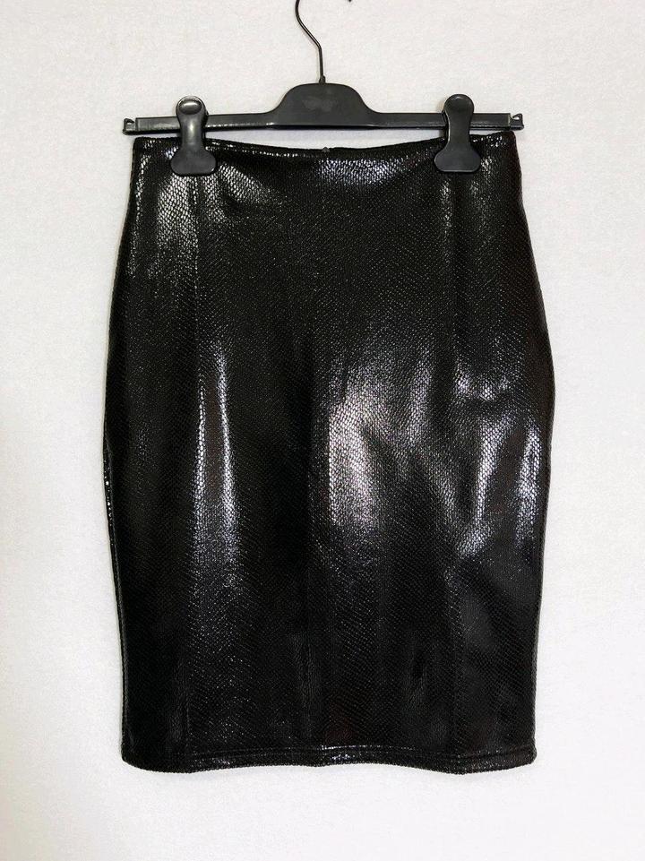 Новая юбка прямая р M L (46) змея чешуя блеск