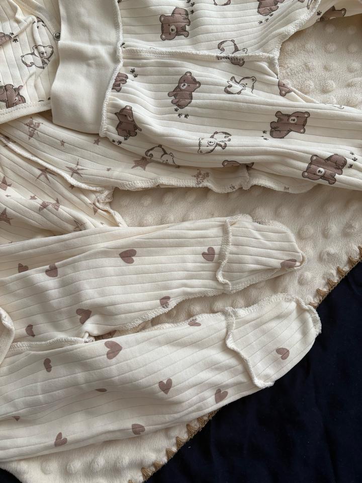 Распашонки, чепчики, ползунки