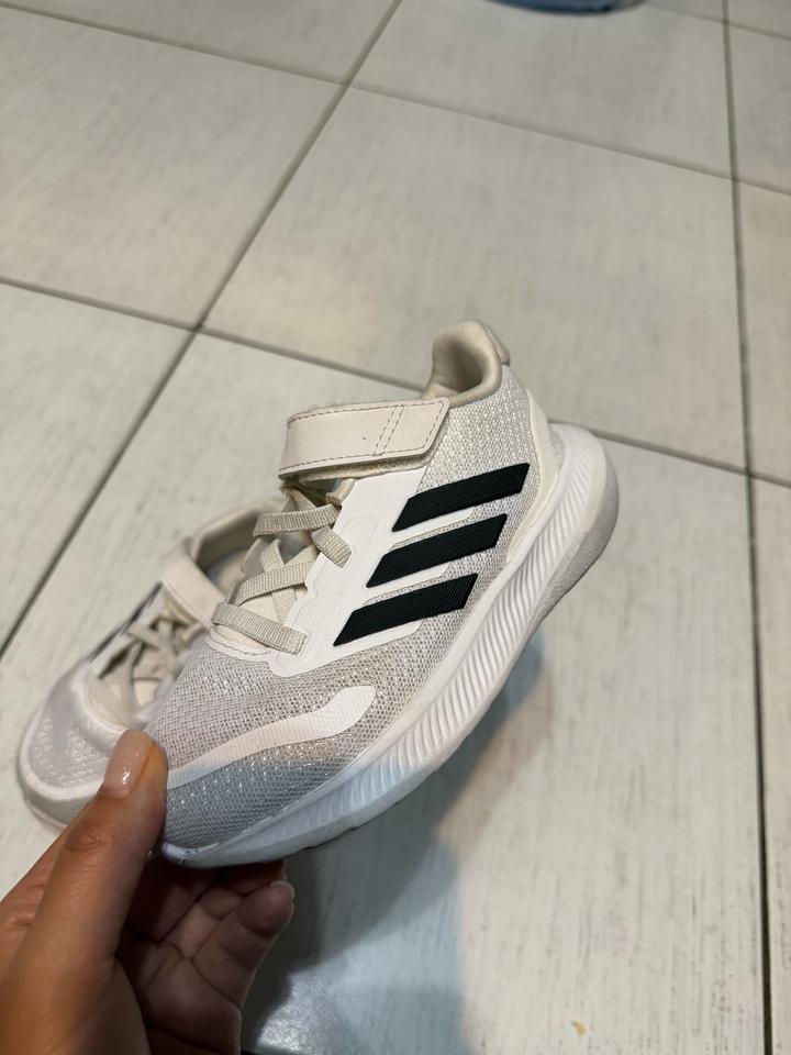 Легкие кроссовки Adidas