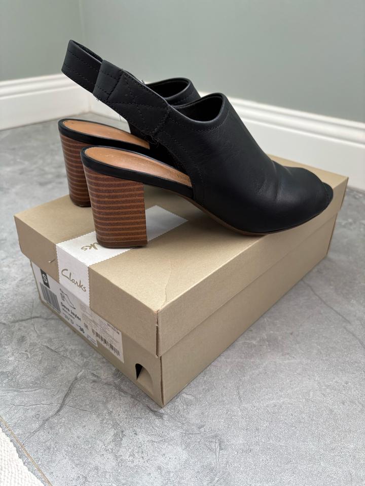 Кожаные босоножки Clarks