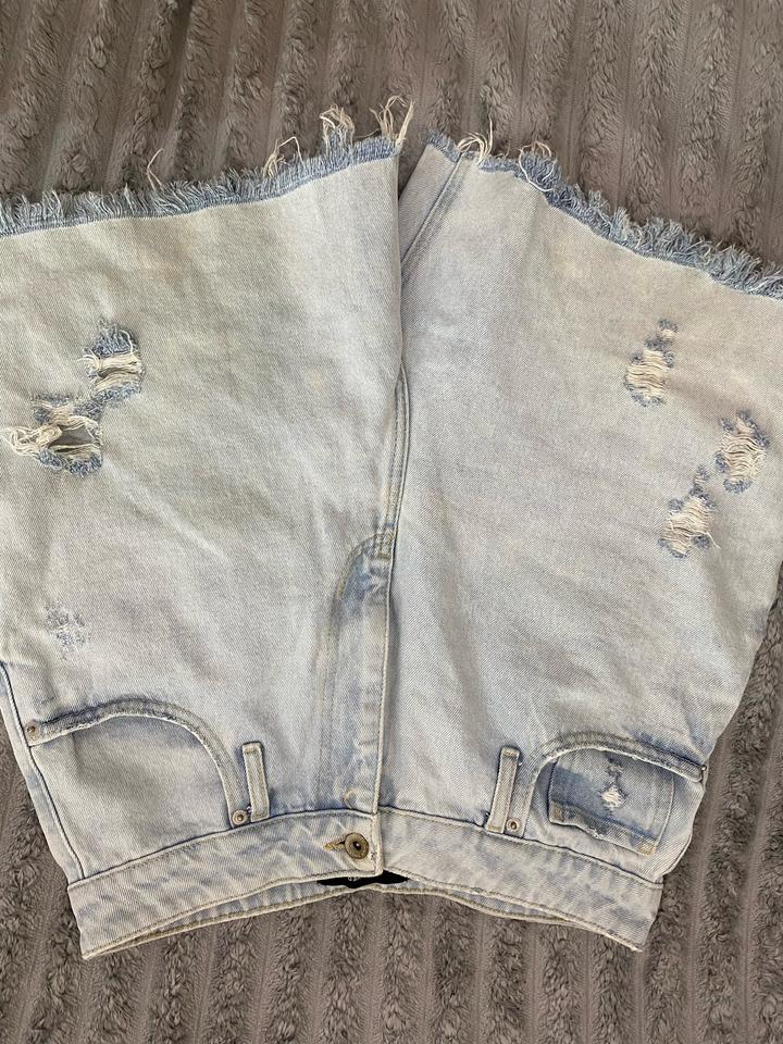 голубые шорты