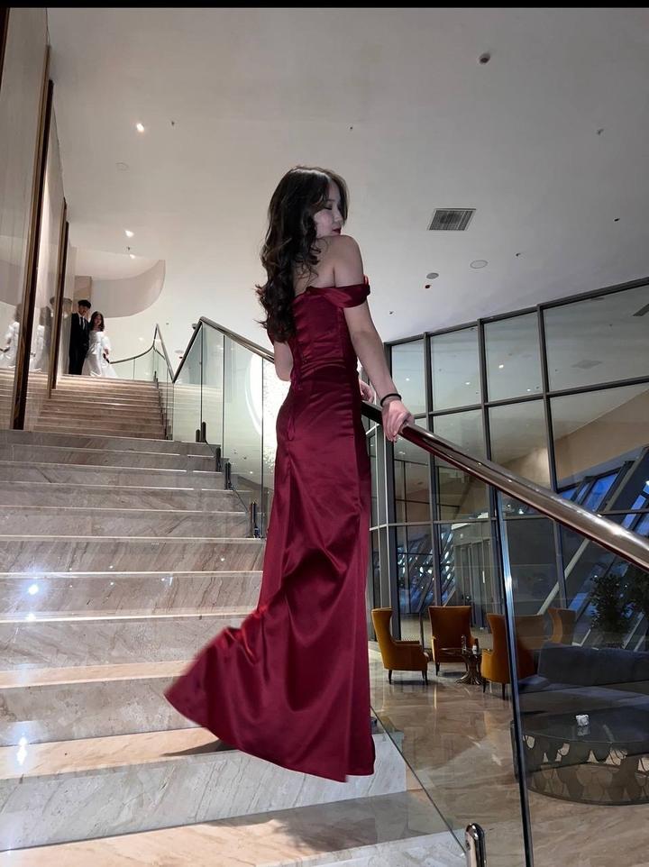 бордовое корсетное платье