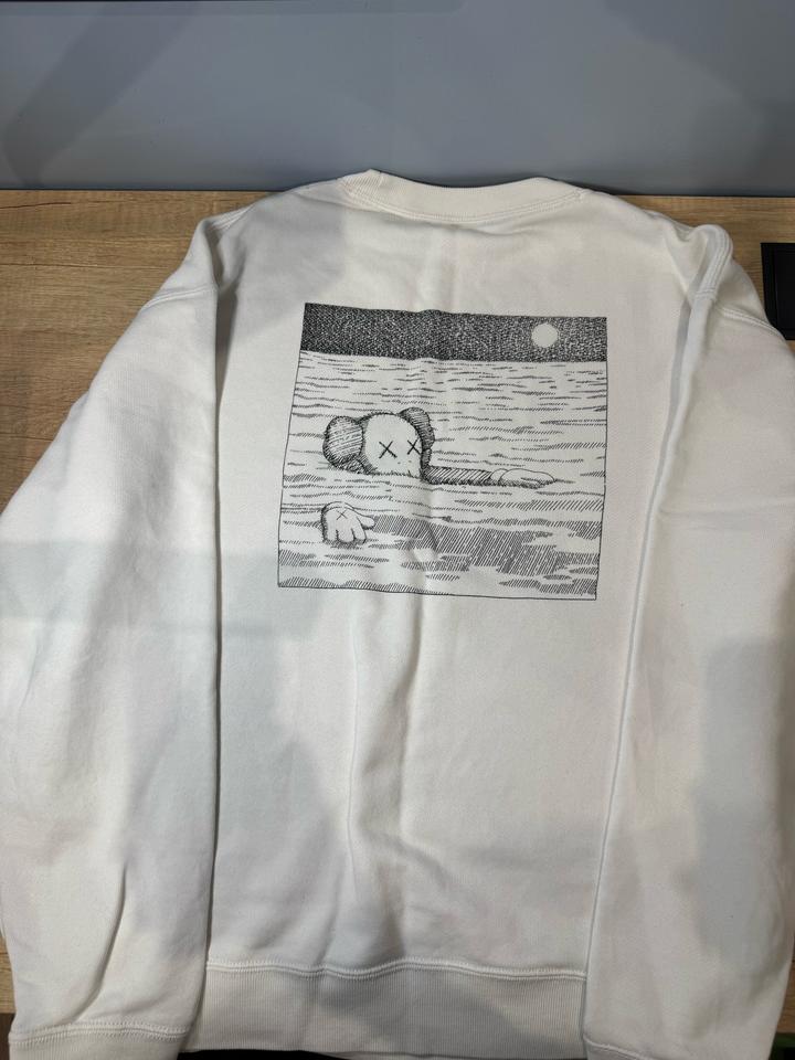 Белая кофта Kaws x Uniqlo