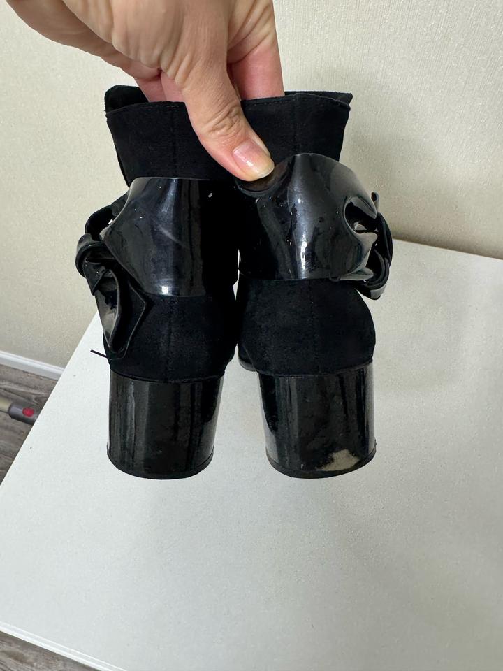 Замшевая ботинка на устойчивом каблуке