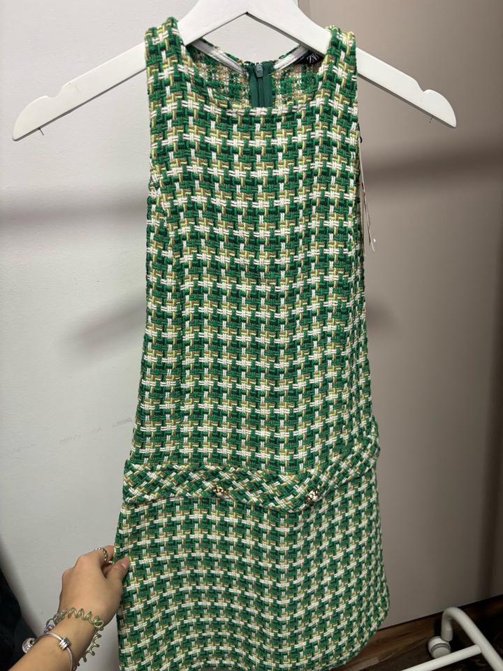 Зеленое твидовое платье Zara.
