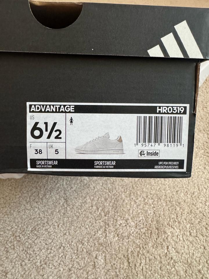 белые кроссовки Adidas