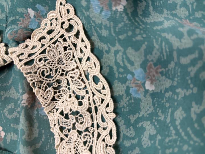 Платье с кружевным воротником