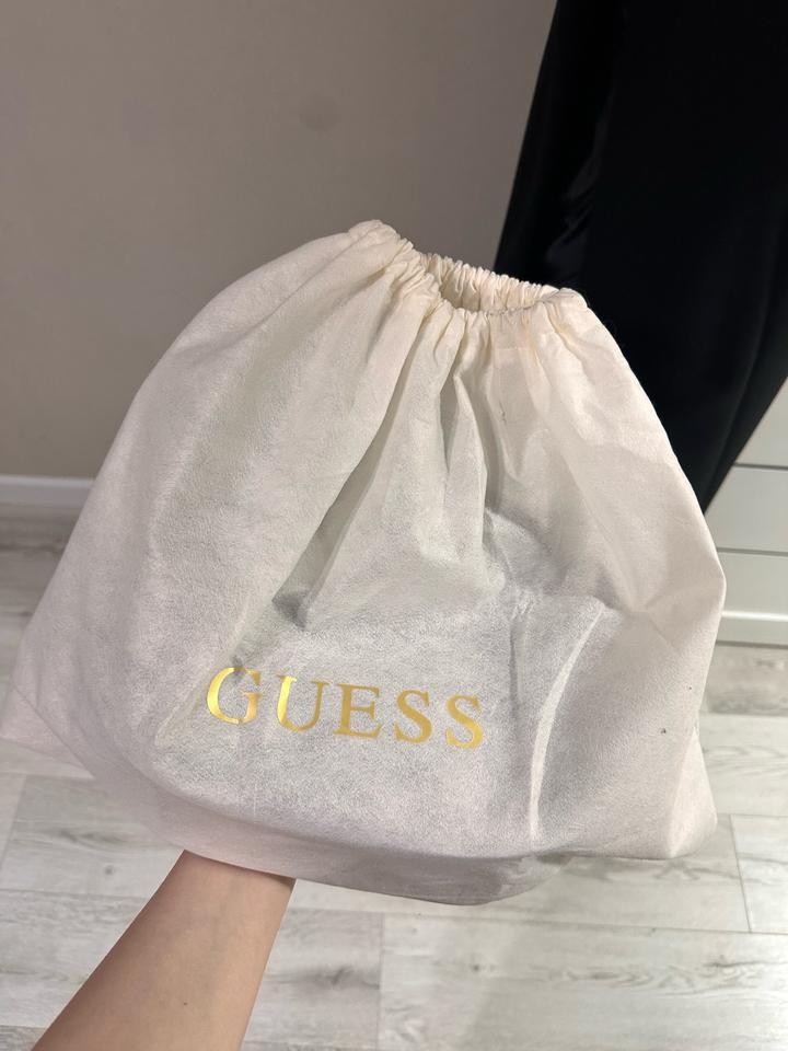 Оригинальная и новая сумка Guess