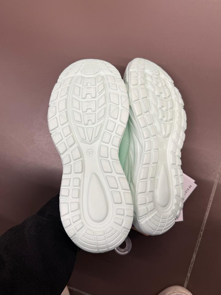 Женские кроссовки