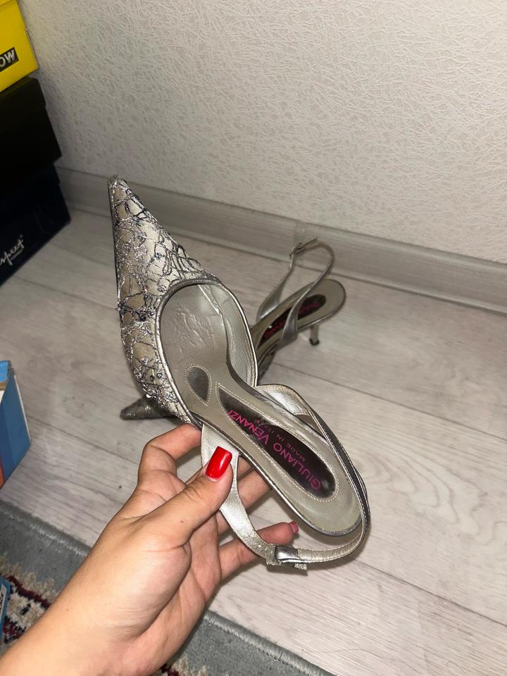 Босоножки серебристые