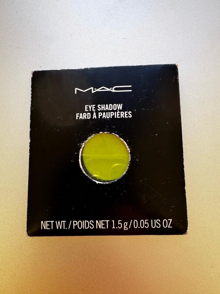 MAC Eye Shadow неоновый зелёный — эффектный цвет