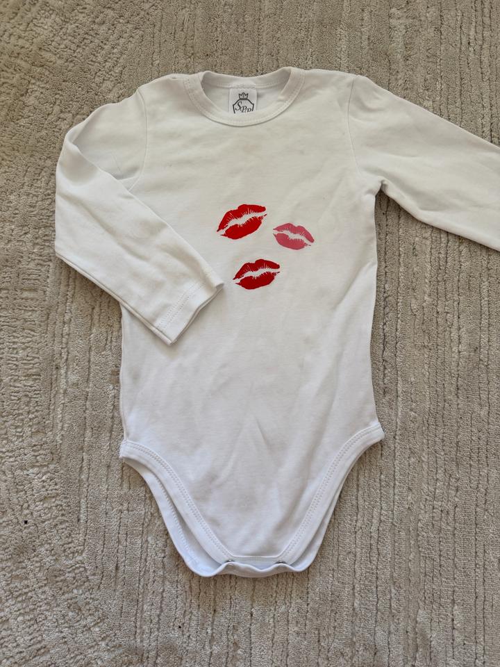 Белый бодик с поцелуйчиками