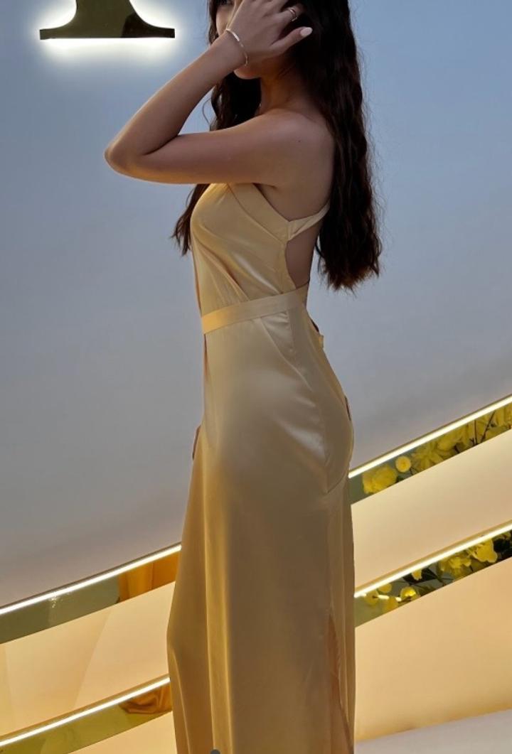 Желтое атласное платье