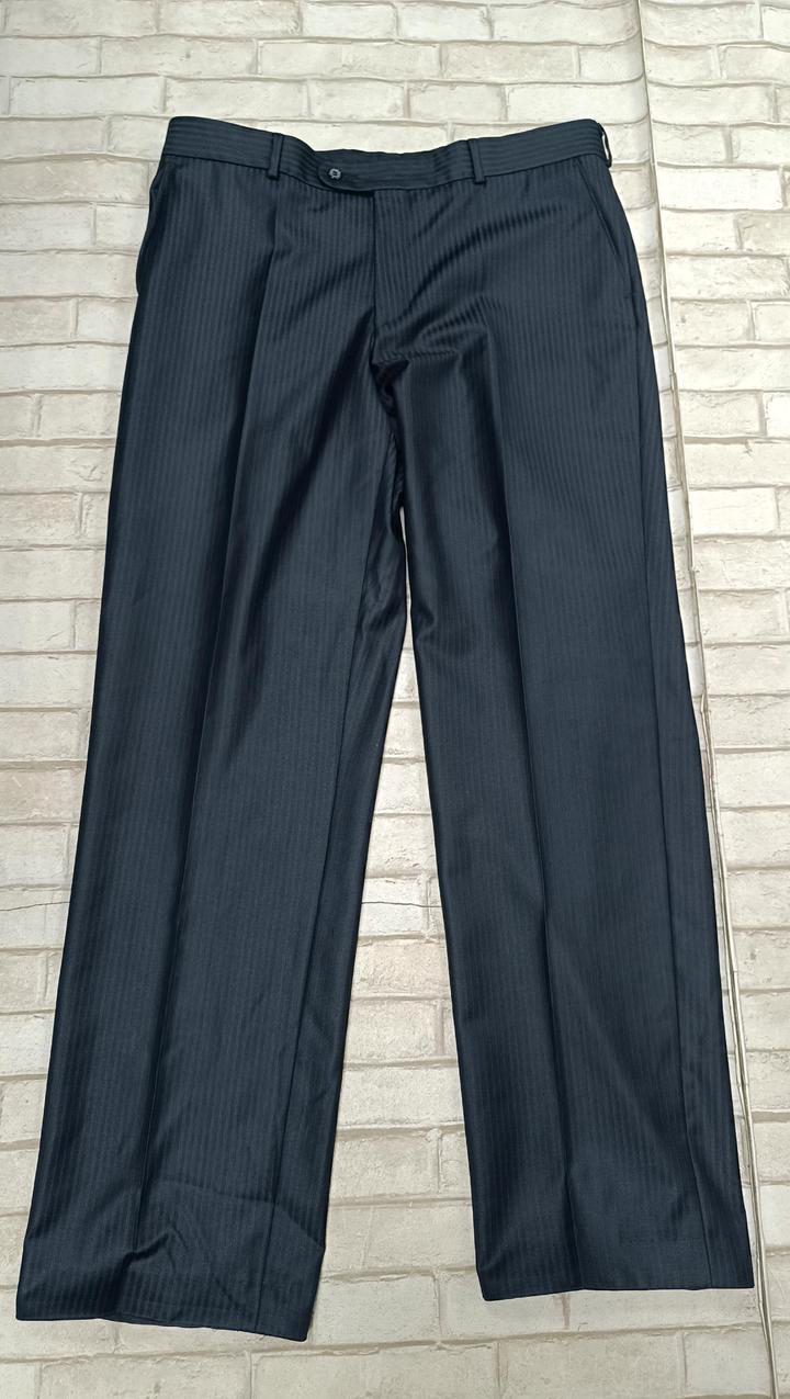 Мужской серый костюм в полоску