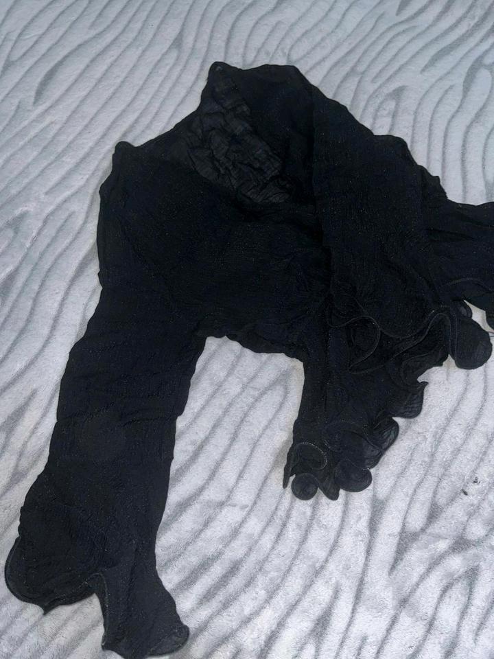 Черная рубашка с вырезом, с баской.