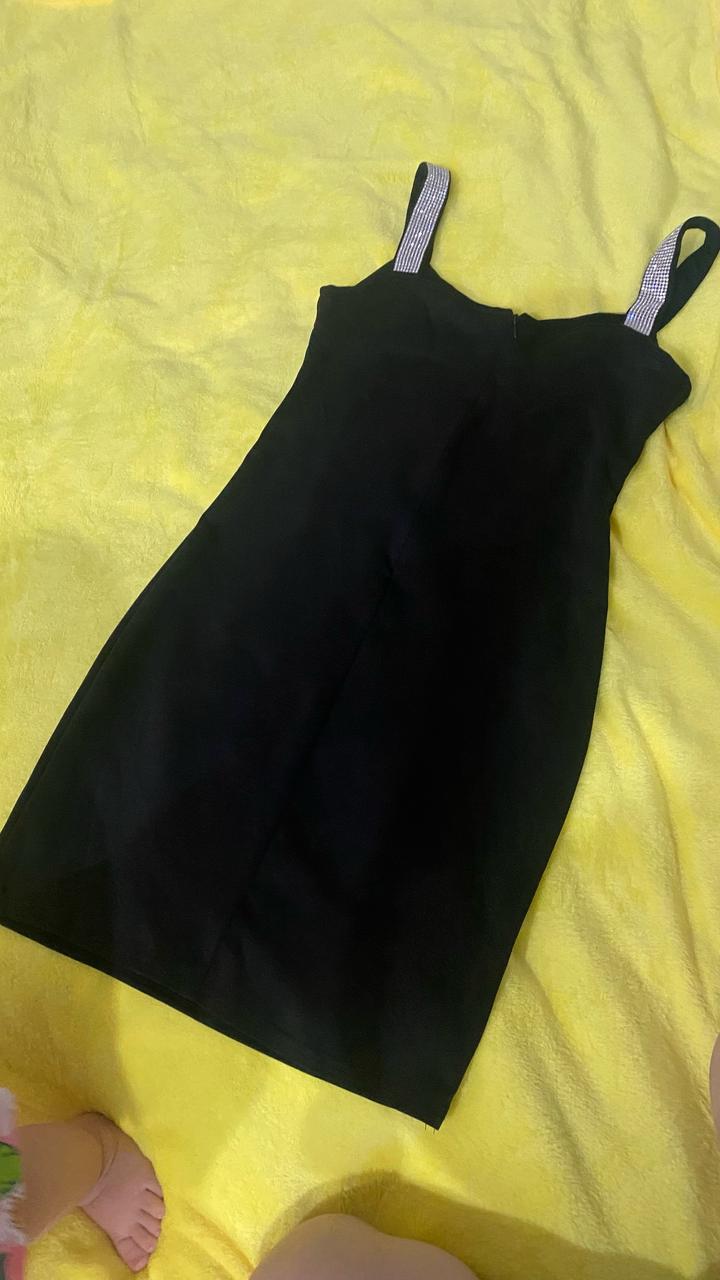 элегантное маленькое черное платье (LBD) приталенного силуэта.
