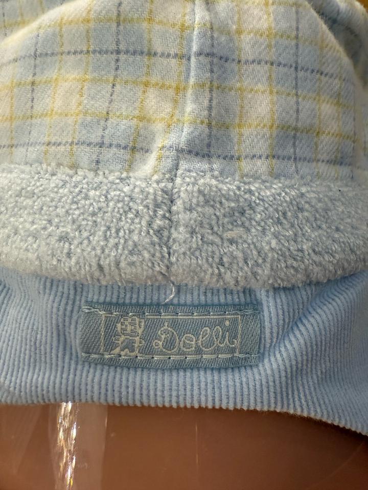 Теплая кепка для мальчика с козырьком и завязками на весну и осень