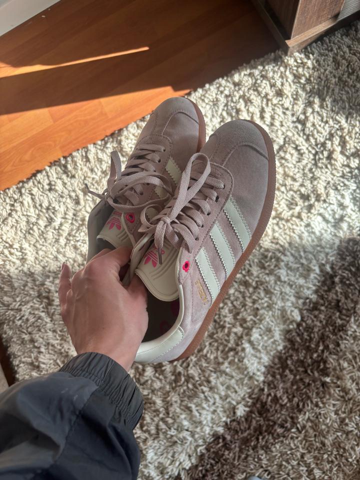 Розовые кроссовки Adidas Gazelle