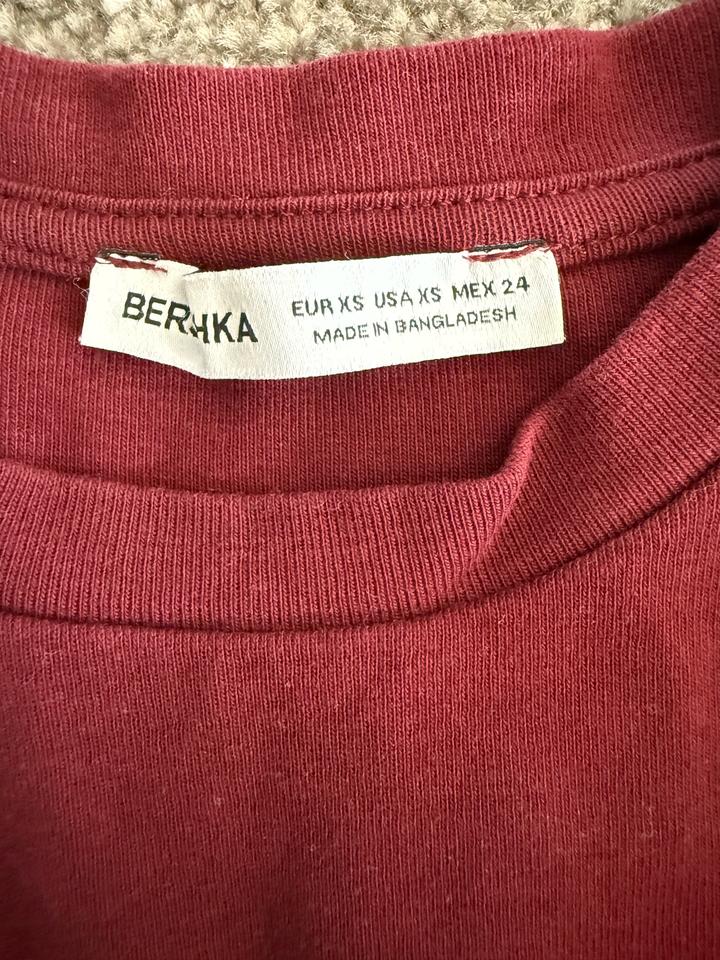 Бордовая футболка от Бершка