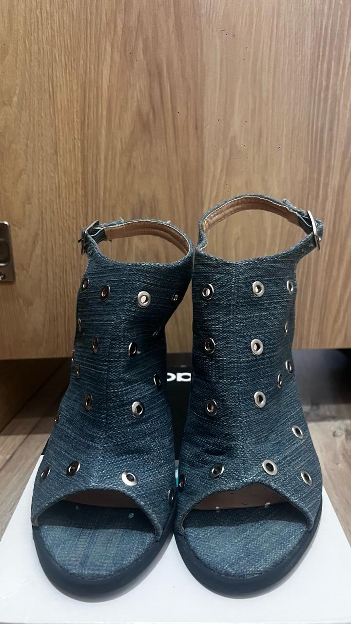 Продам босоножки