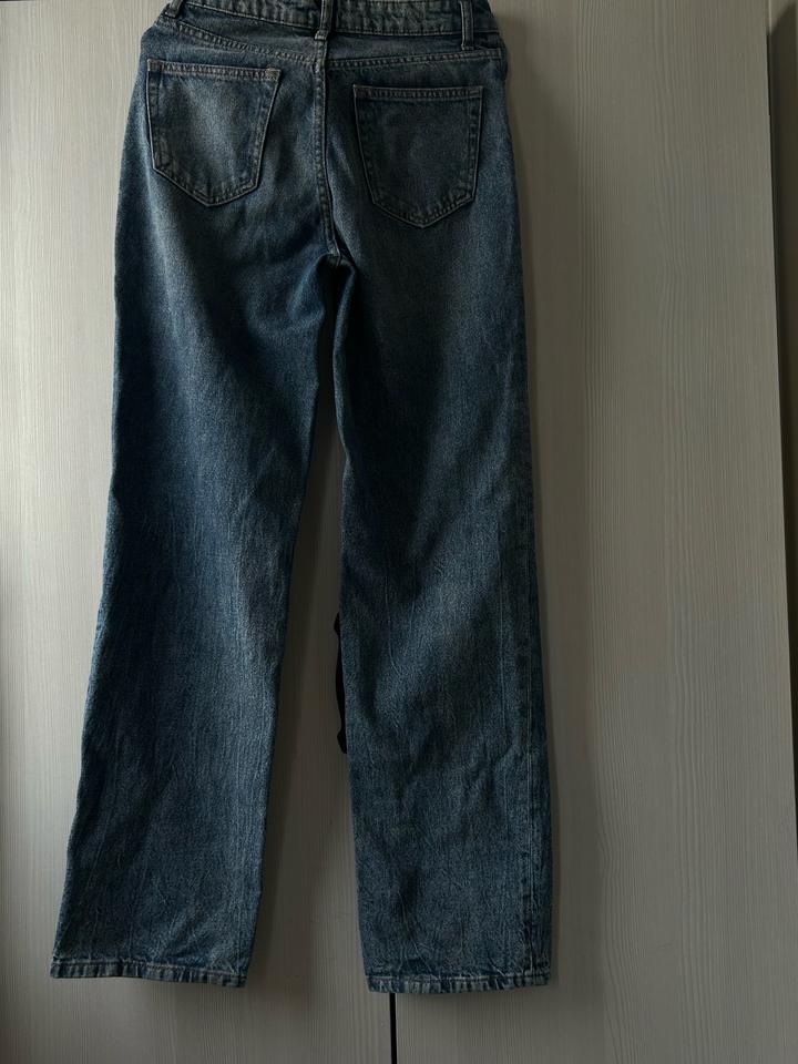 рваные джинсы