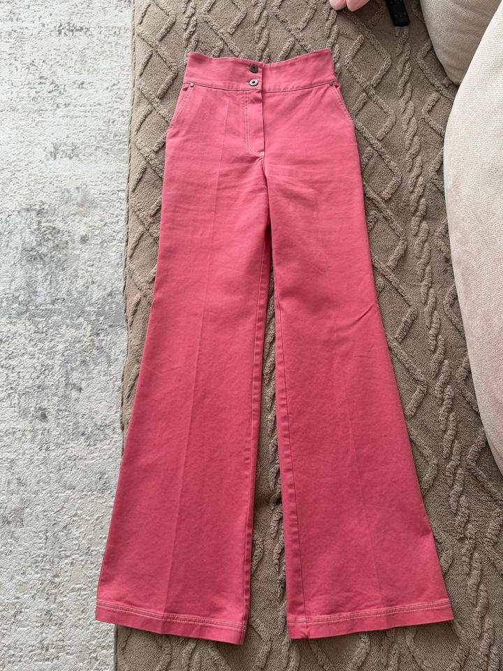 Розовые джинсы