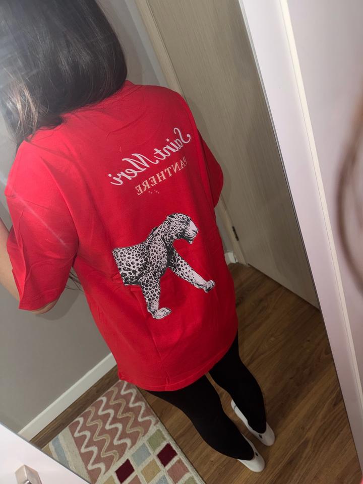 Красная футболка