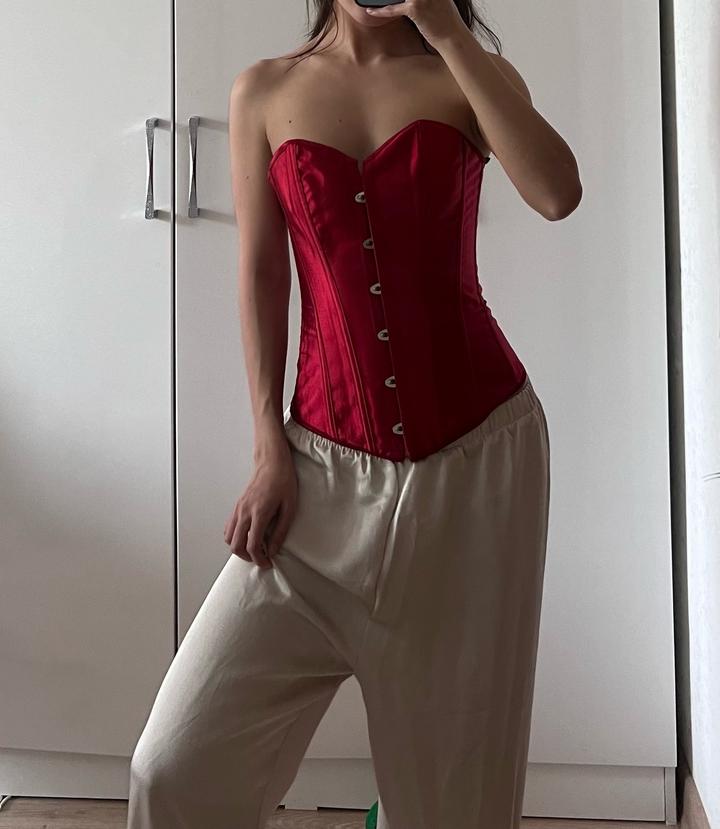 Красный атласный корсет на завязках