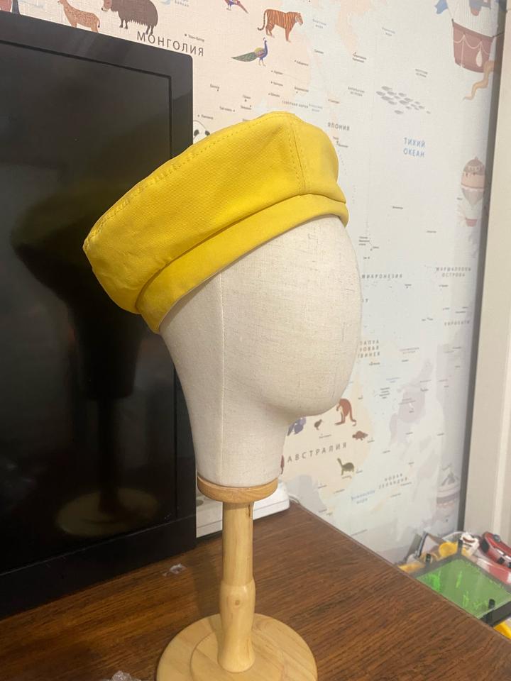 Берет новый желтый