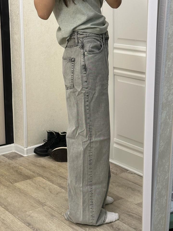 Серые джинсы H&M