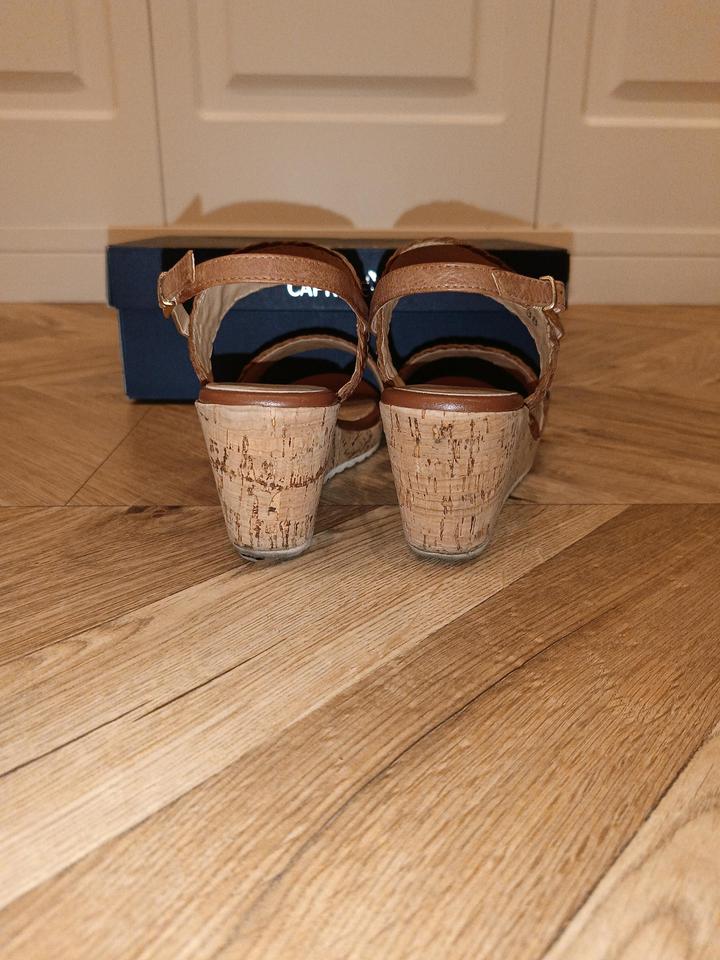 Босоножки кожаные на танкетке Caprice