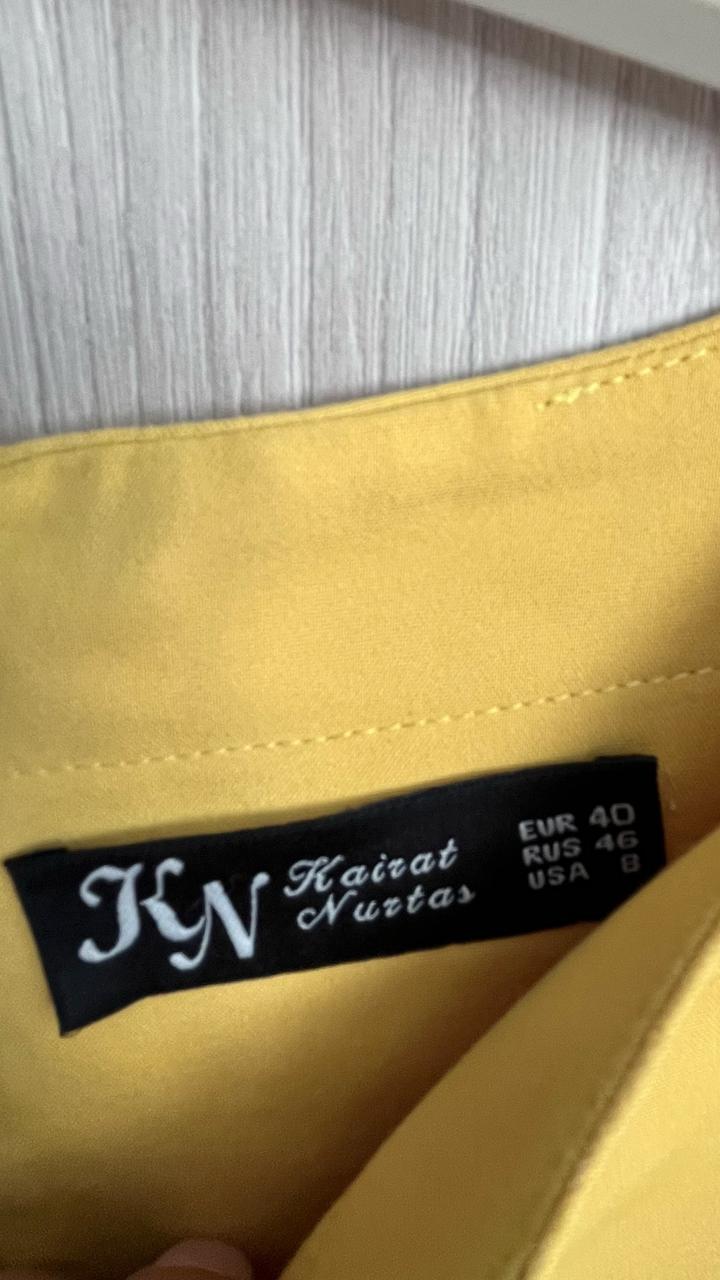 Желтое платье до колена