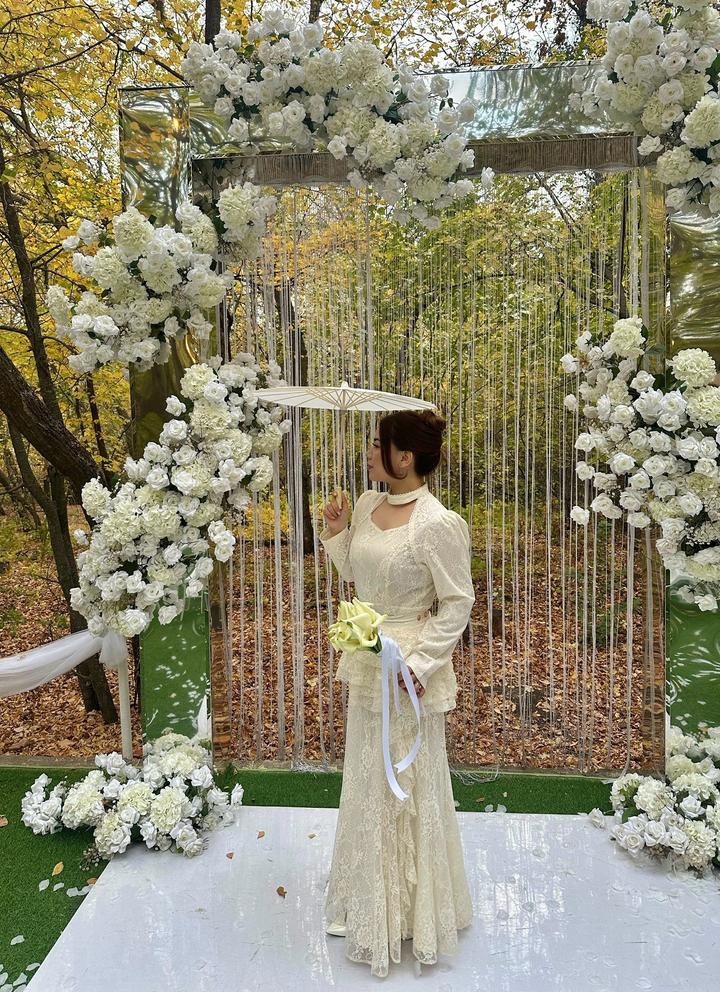 Белое кружевное платье