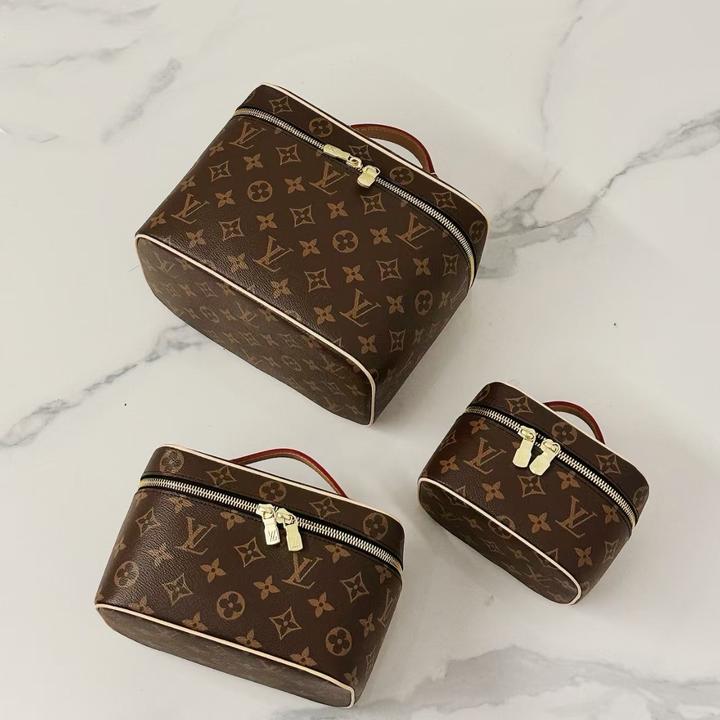 Косметички LV