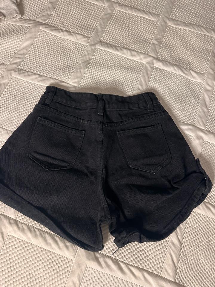 черные джинсовые шорты