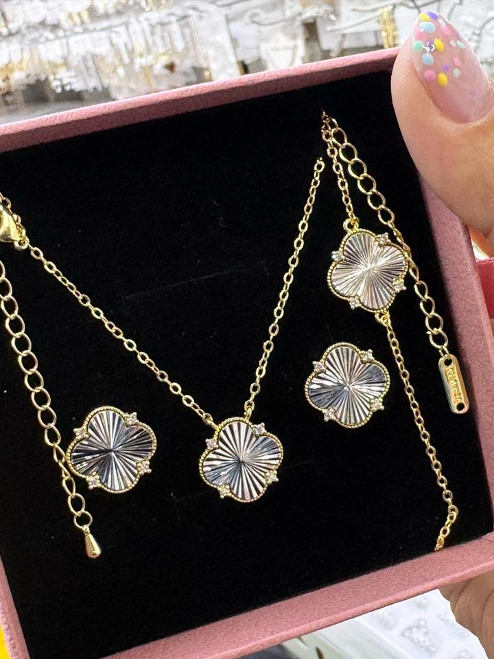 Комплект колье, серьги, браслет