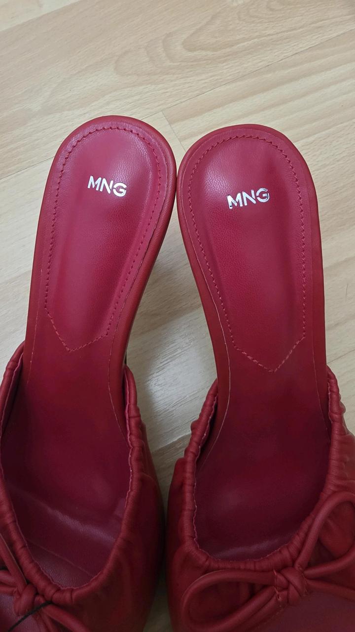 Босоножки на шпильке MNG